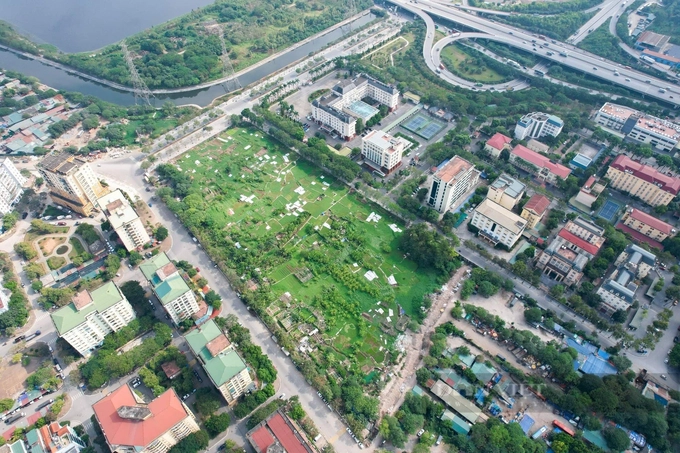 “Xót ruột” khu “đất vàng” hơn 3.200 tỉ đồng bỏ hoang, người dân tận dụng trồng rau, đổ rác