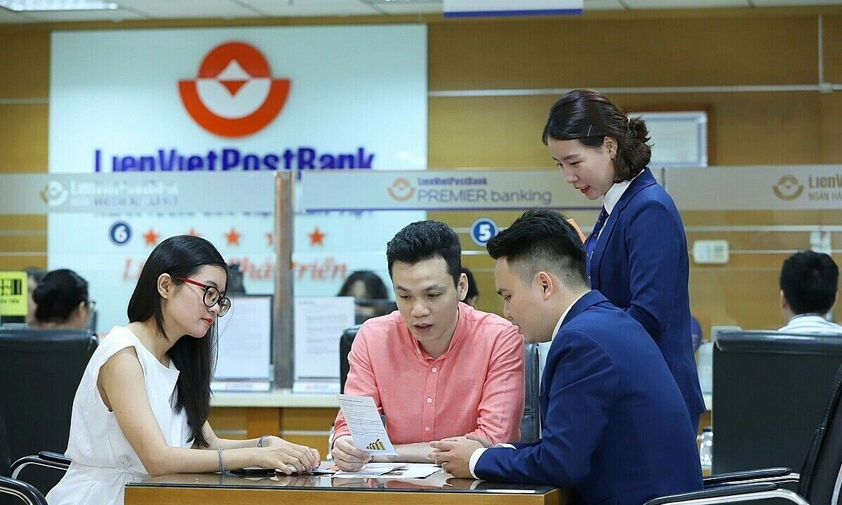 Lãnh đạo LienVietPostBank và người nhà đồng loạt bán ra cổ phiếu