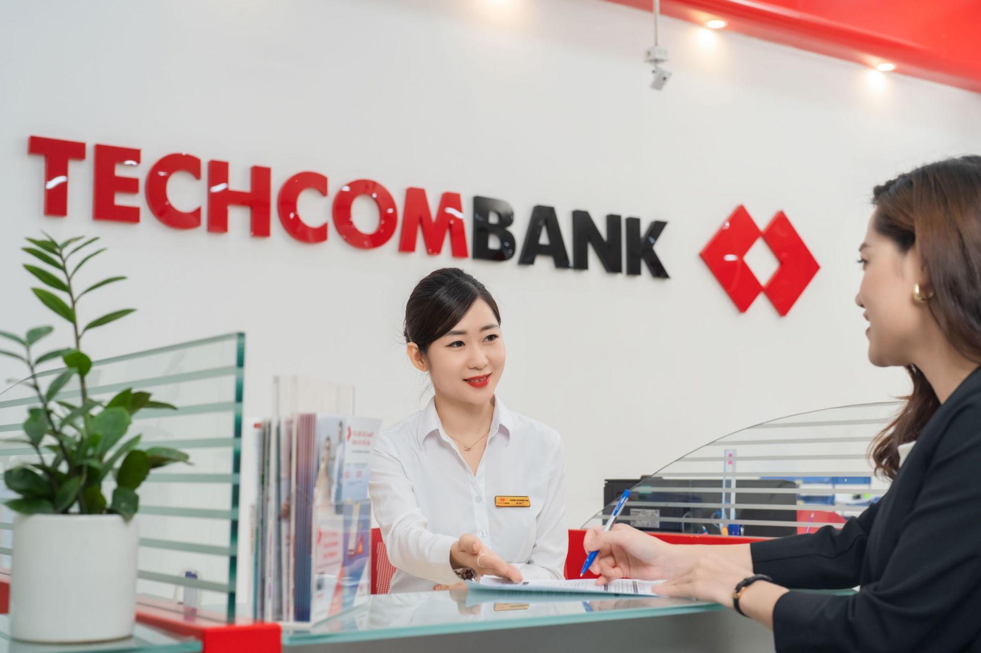 Techcombank quý 1/2023: Tiếp tục rót mạnh vốn vào bất động sản, nợ xấu vọt tăng