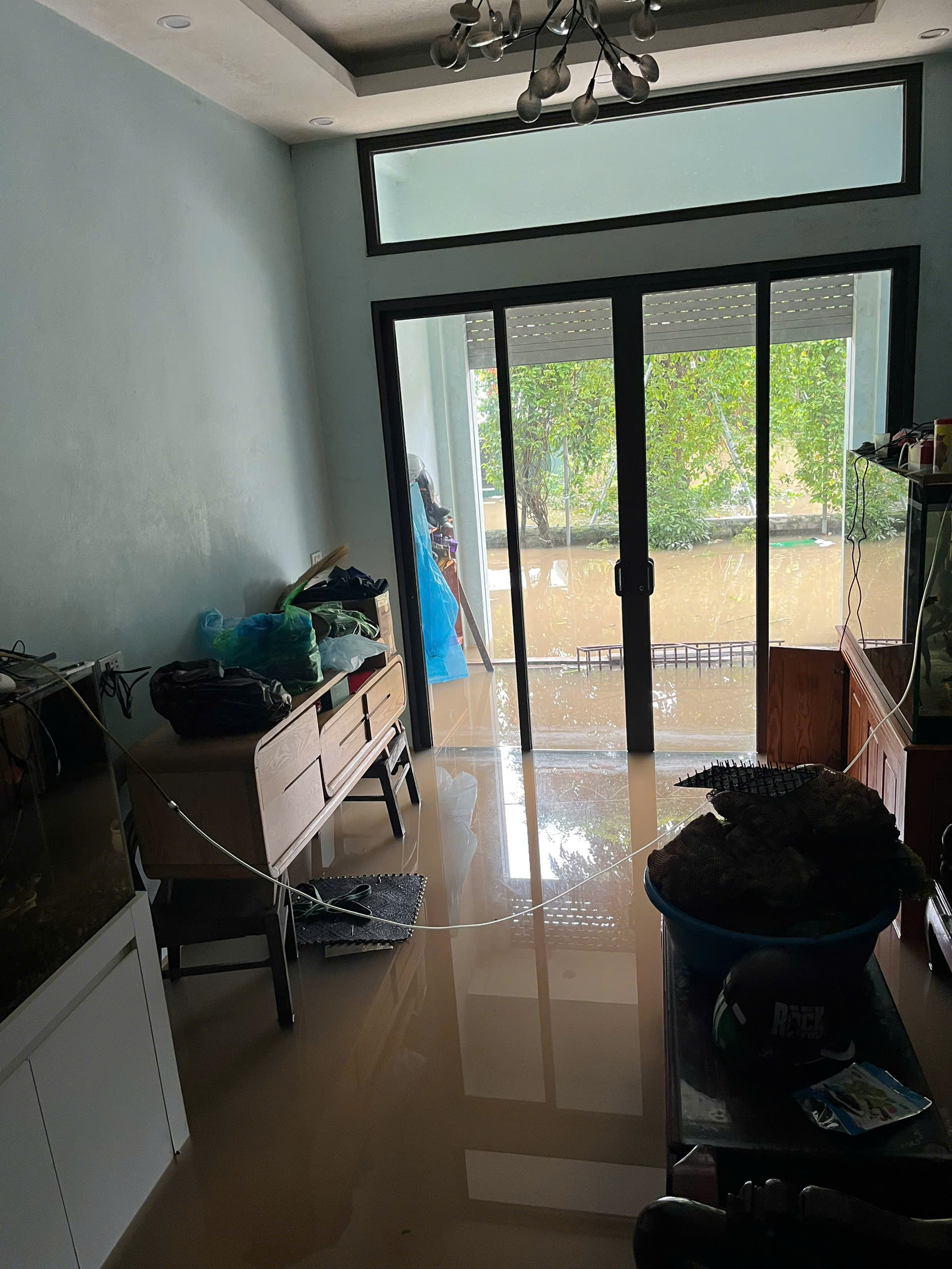 Người dân Hà Nội phải kê cao đồ khi nước tràn vào nhà. Người dân Hà Nội phải kê cao đồ khi nước tràn vào nhà.