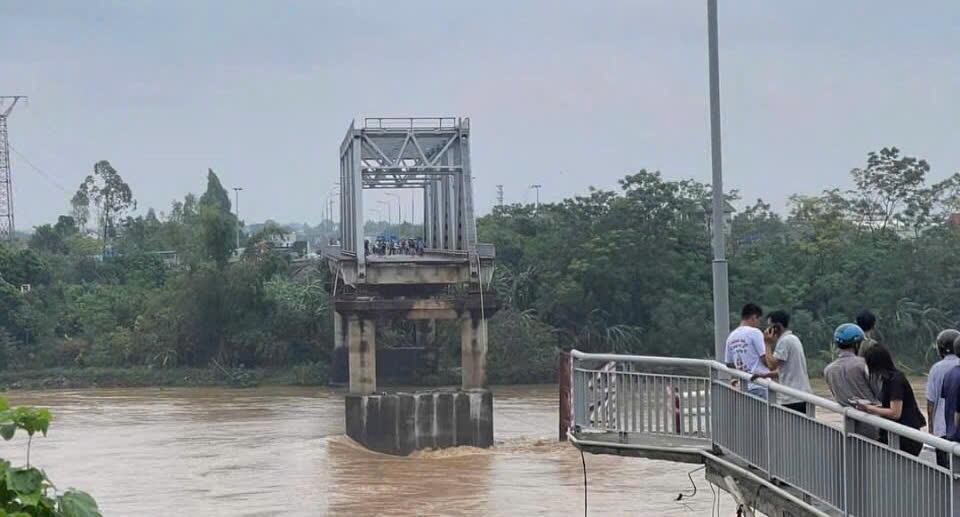 Sập cầu Phong Châu ở Phú Thọ