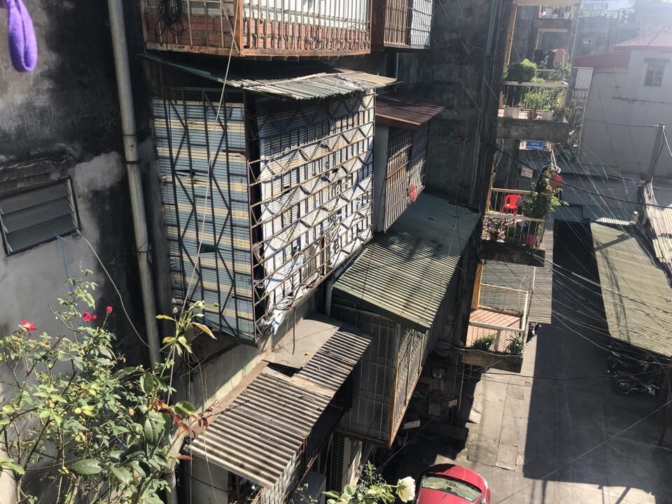 Tại nhiều tập thể cũ, việc cơi nới để có thêm diện tích sống đã xuất hiện từ lâu, điều này gây kết cấu chịu lực của tòa nhà bị ảnh hưởng.