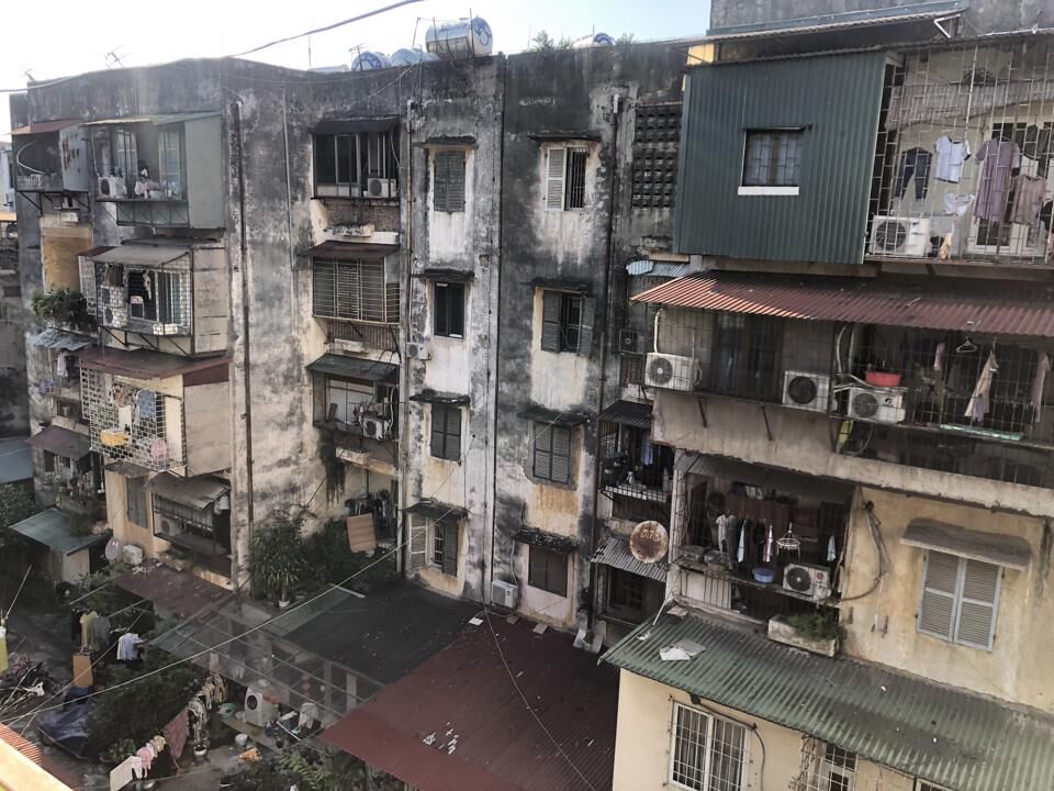 Ở phía đối diện là khu tập thể Rau quả nông sản cũng đã xuống cấp nhiều hạng mục.