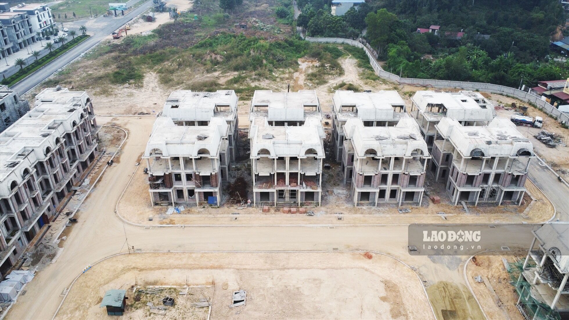 Cuối tháng 10.2018, UBND tỉnh Thái Nguyên đã chính thức cho phép Công ty Thái Hưng chuyển mục đích sử dụng gần 21,4ha đất của Nhà máy Luyện cán thép Gia Sàng sang mục đích xây dựng khu đô thị mới Thái Hưng Eco City. Thương vụ “thâu tóm” đất nhà máy thép để xây dựng dự án bất động sản nghìn tỷ hoàn tất trong sự ngỡ ngàng của nhiều người.