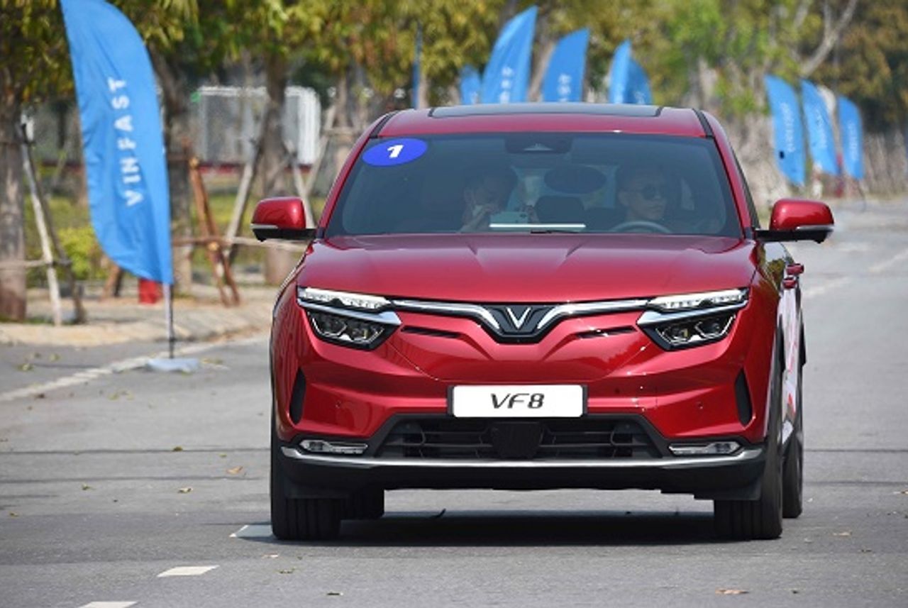VinFast tiếp tục thay đổi chính sách giá bán xe VF 8