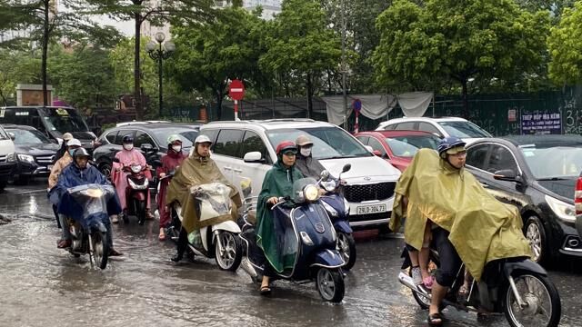 Hà Nội: Mưa lớn không ngớt, nhiều tuyến phố ngập sâu, giao thông ùn tắc