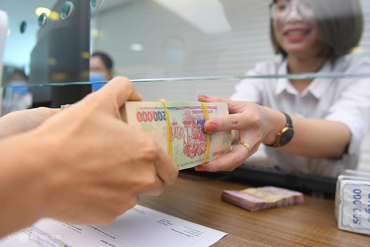Lãi suất tiền gửi vọt lên trên 8%/năm
