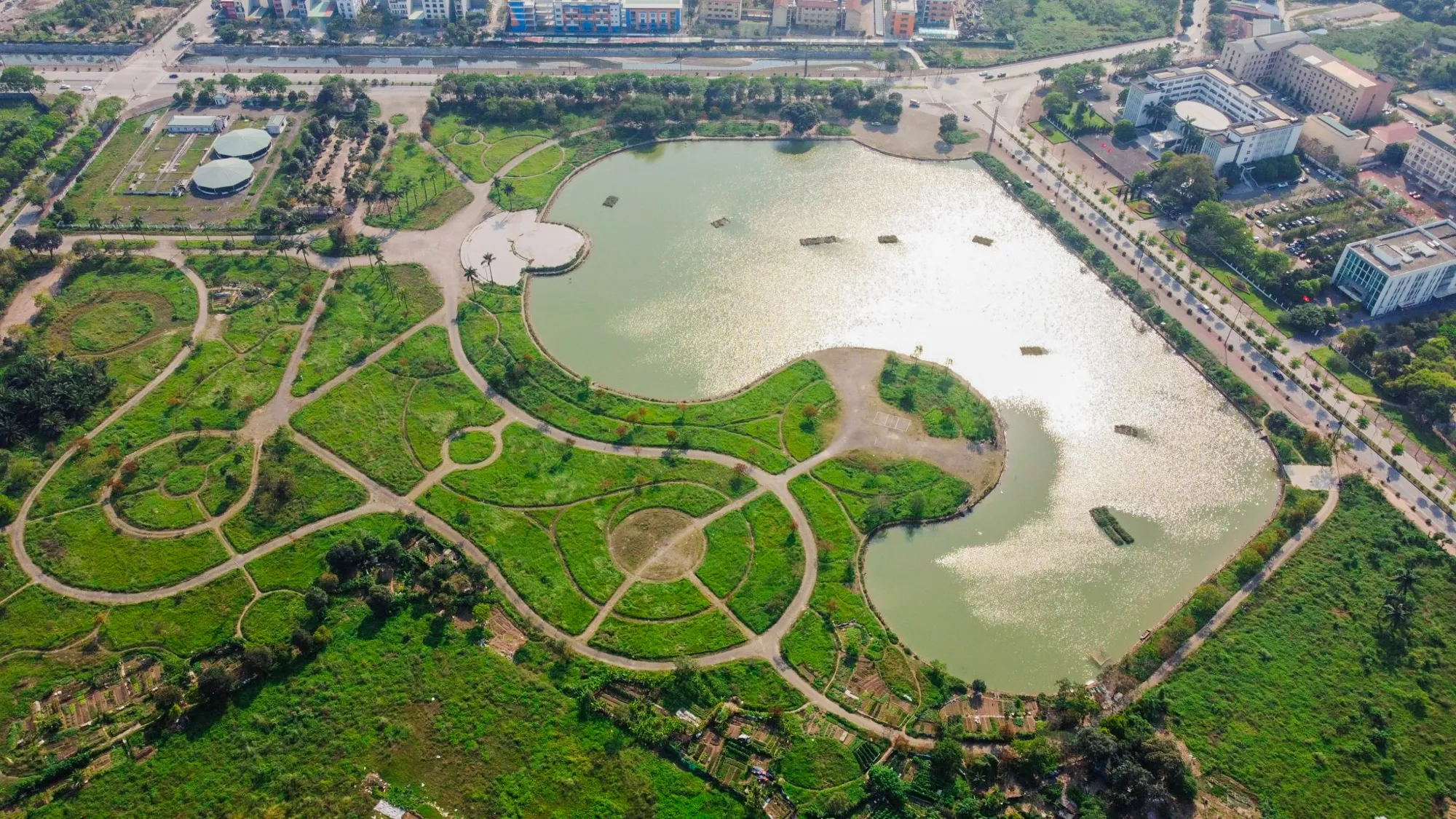 Công viên 16 ha ở Hà Nội bỏ hoang thành nơi trồng rau, đánh cá - Ảnh 1. Công viên 16 ha ở Hà Nội bỏ hoang thành nơi trồng rau, đánh cá - Ảnh 1.