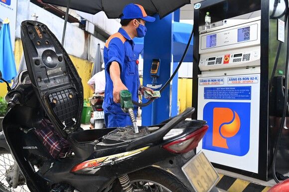 Giá xăng dầu đồng loạt giảm hơn 1.000 đồng/lít