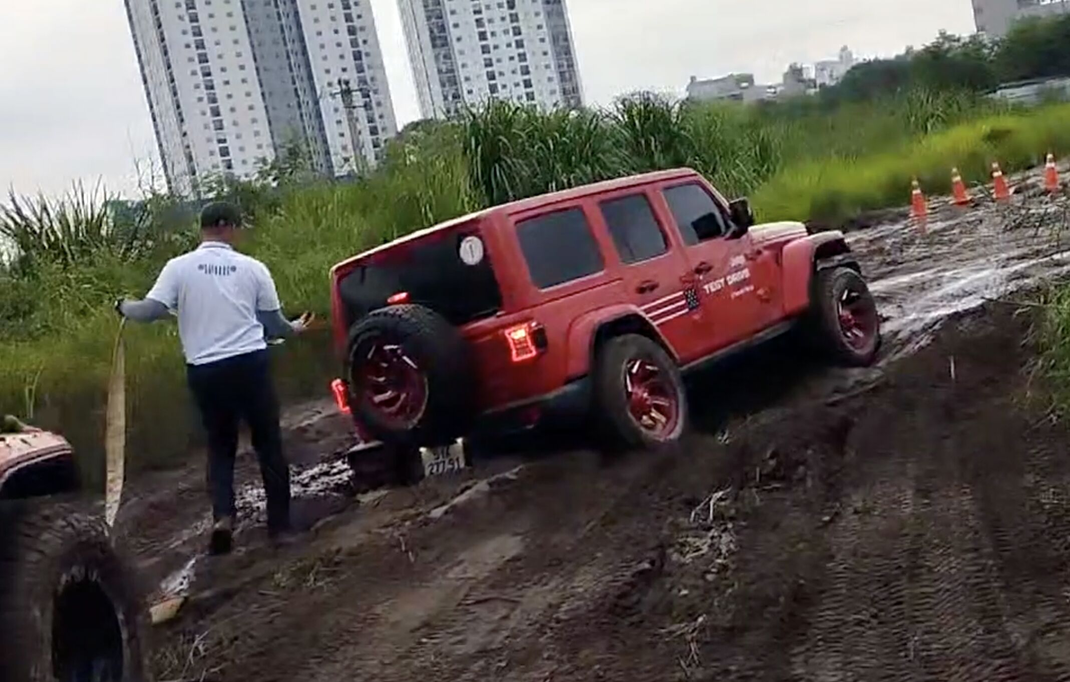 Thiếu vắng triển lãm ô tô, hàng loạt hãng xe tổ chức lái thử tại Hà Nội