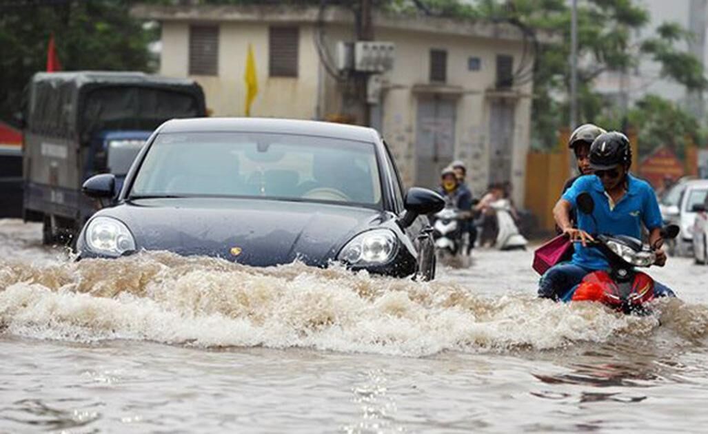 Kinh nghiệm lái xe: Những lưu ý để lái xe an toàn trong trời mưa bão