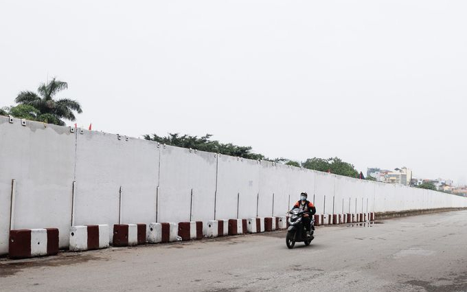 Hà Nội: Người dân bức xúc vì tường rào bê tông cả cây số bịt kín lối đi đường vành đai 2,5