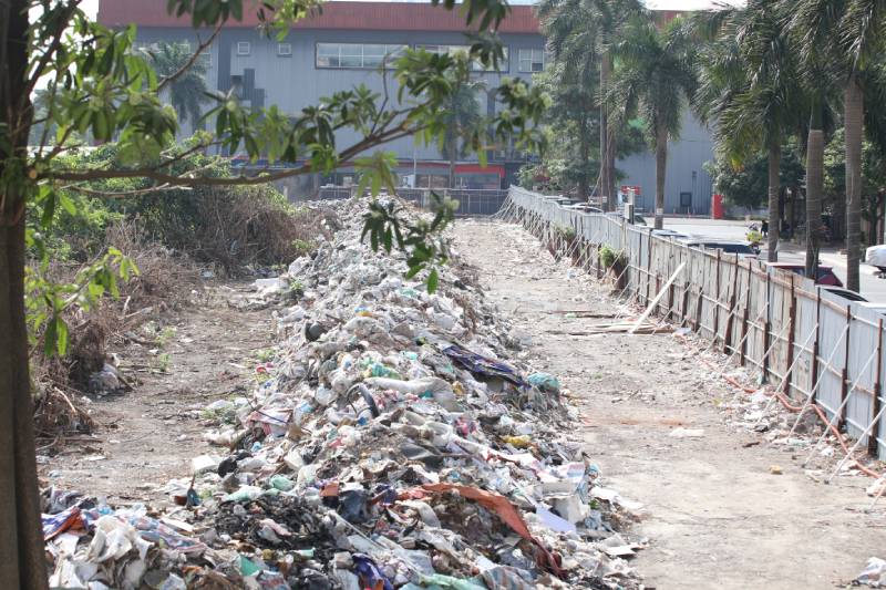 Thêm một dự án “đất vàng” Tập đoàn Bảo Việt bỏ hoang cho cây dại mọc um tùm, rác chất đống tại quận trung tâm Hà Nội