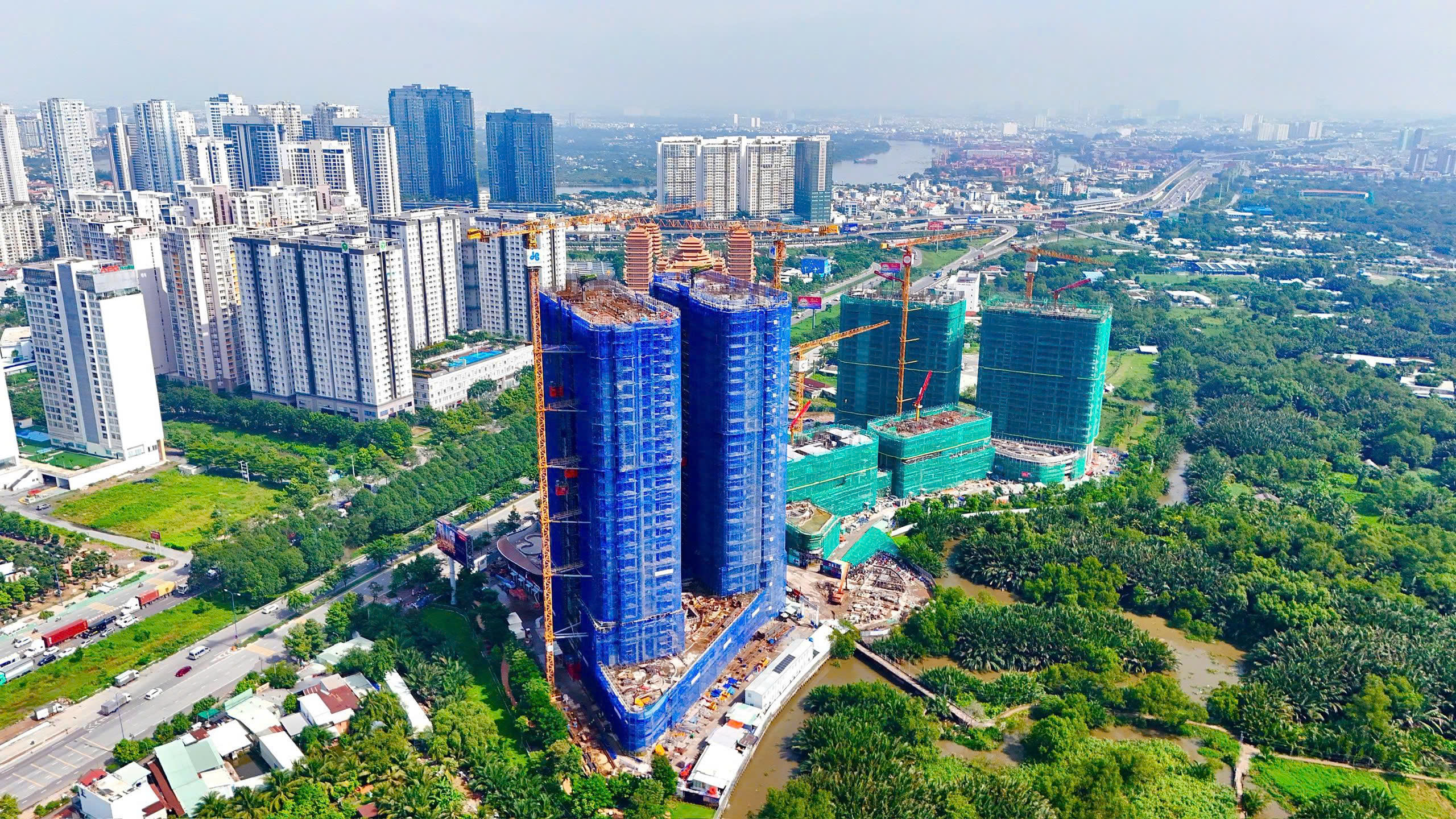 Chủ đầu tư “tranh đua” ra hàng cao cấp, giá chung cư nhiều dự án TP.HCM chạm ngưỡng 300 triệu đồng/m²