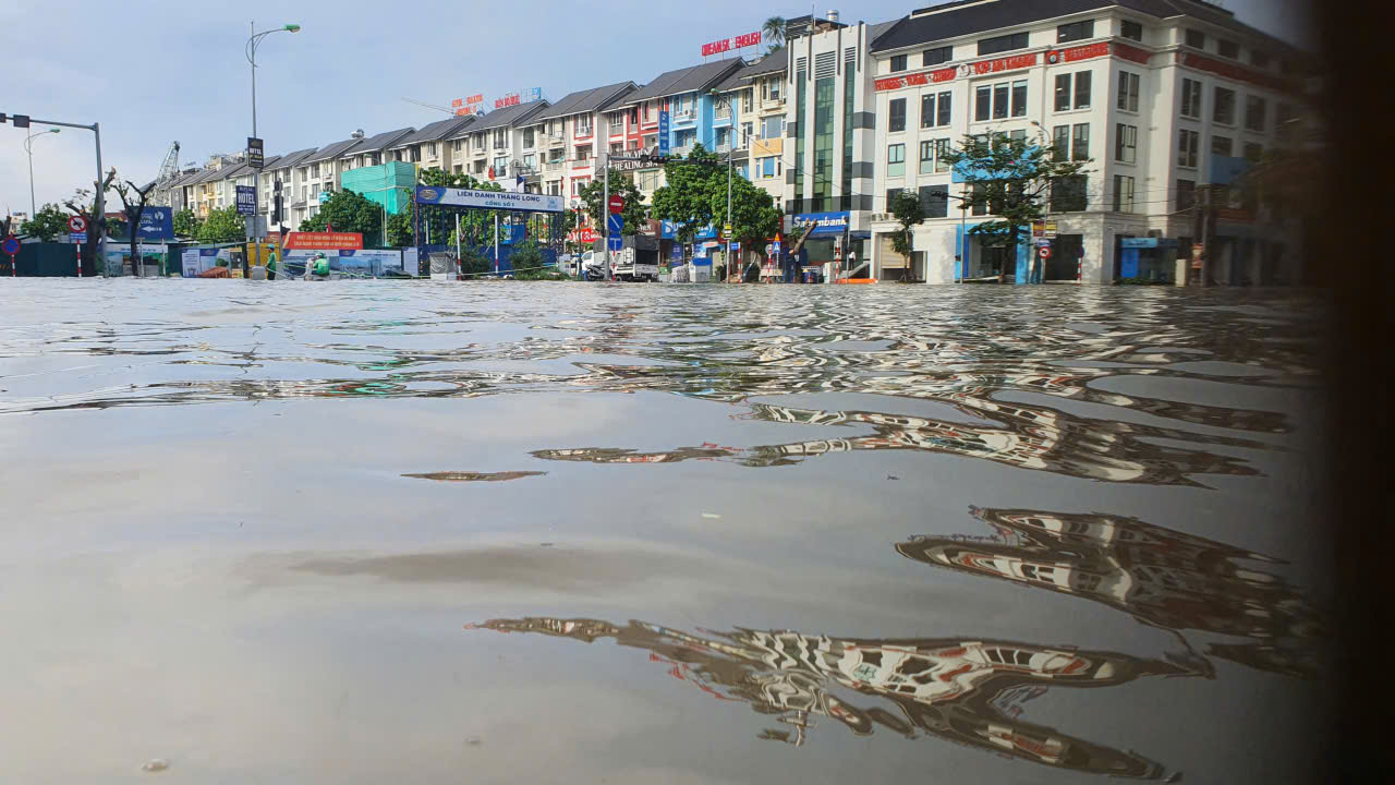 Hơn 2 ngày sau mưa lớn, loạt khu đô thị, biệt thự cao cấp Hà Nội vẫn chìm sâu trong “biển nước