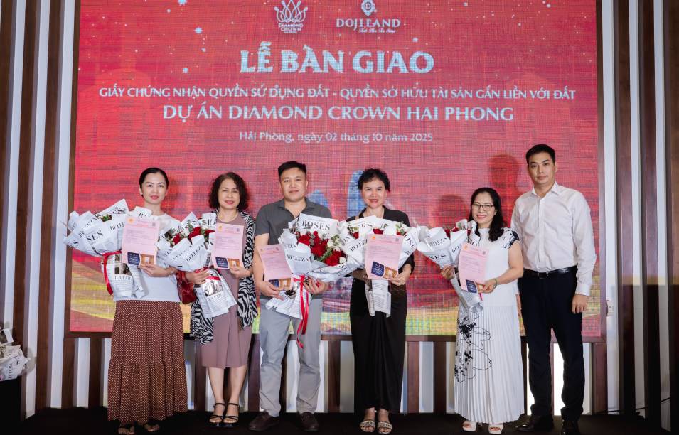 Bàn giao sổ hồng cho cư dân Diamond Crown Hai Phong