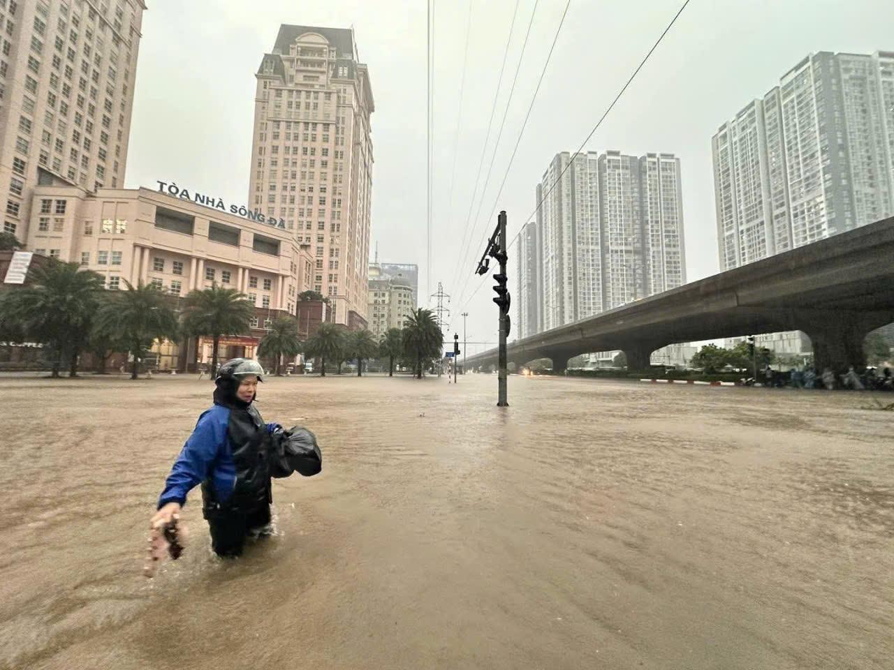 Nhìn gần loạt cao ốc, chung cư hạng sang hóa “đảo nổi” giữa biển nước mưa ngập mênh mông ở Hà Nội