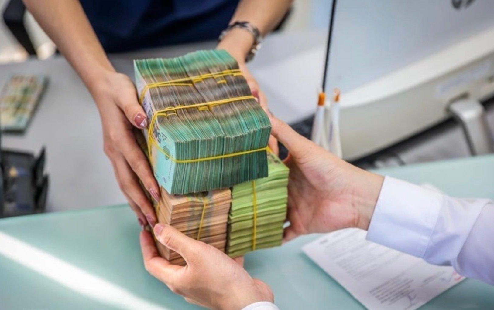 Tiền gửi khách hàng đồng loạt sụt giảm, “cuộc đua” lãi suất có thể sớm trở lại