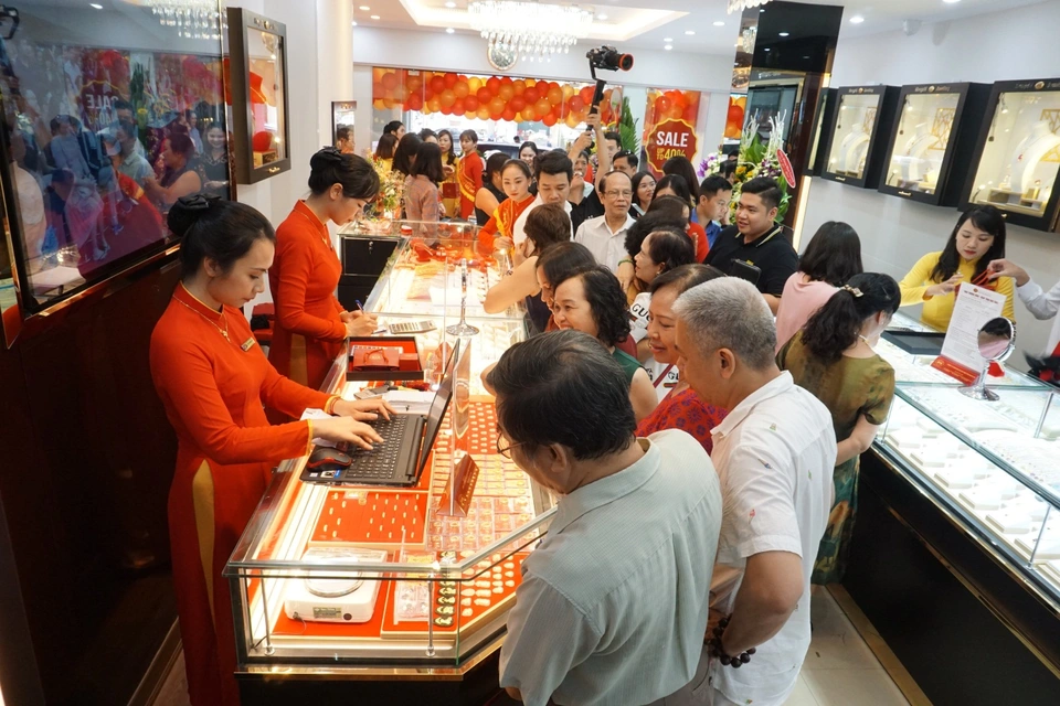 Giá vàng nhẫn và vàng miếng tiếp tục “tuột” khoảng 500.000 đồng/lượng chiều 12/11