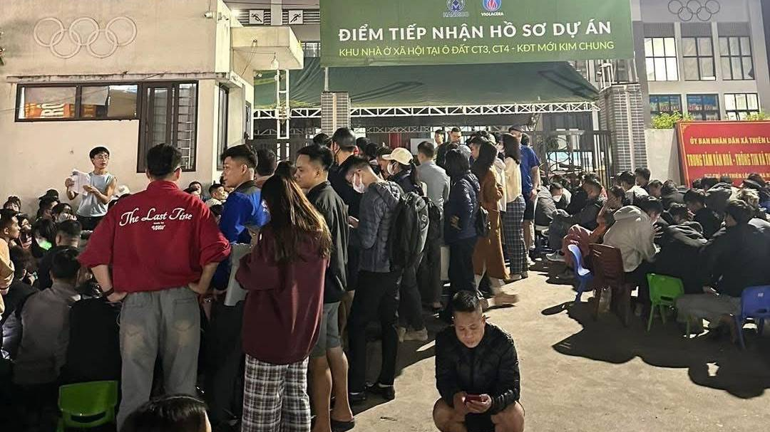 Hàng trăm người Hà Nội thức xuyên đêm chen nhau xếp hàng chờ nộp hồ sơ mua nhà ở xã hội CT3 Kim Chung
