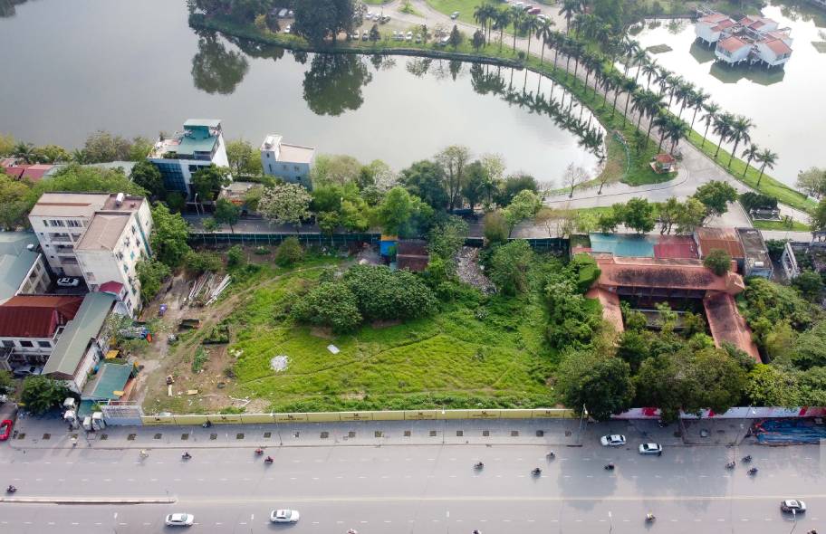 “Đất vàng” sát Hồ Tây quây tôn bỏ hoang nhiều năm gây bức xúc, Hà Nội nói gì?