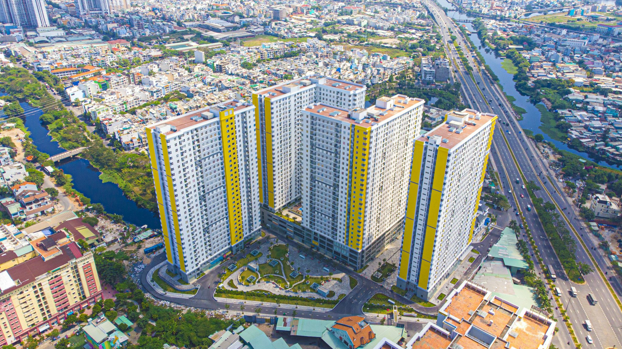 Thị trường chung cư TP.HCM và vùng ven tháng 10/2025: Giao dịch tăng mạnh dù căn hộ cao cấp tràn ngập
