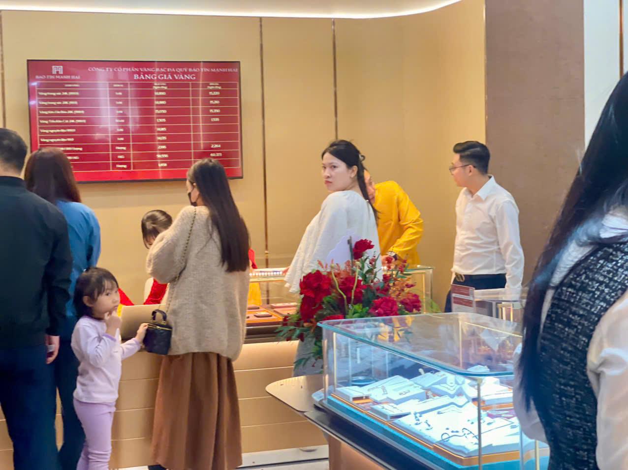 Giá vàng hôm nay 12/12: Vàng miếng giảm, vàng nhẫn tăng nhẹ