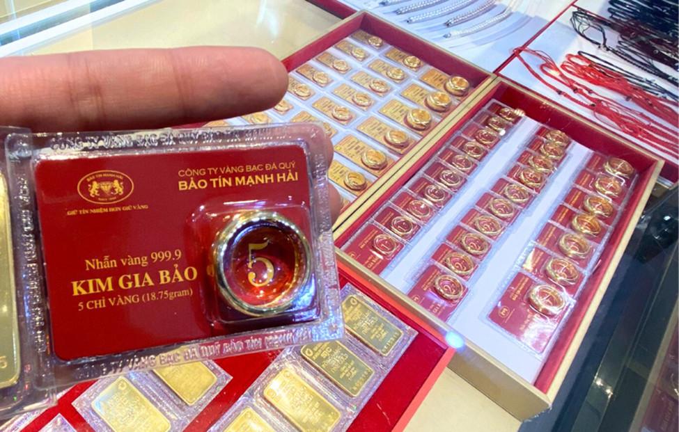 Giá vàng hôm nay 2/12: Vàng SJC vượt 155 triệu đồng/lượng, tiếp tục phá đỉnh