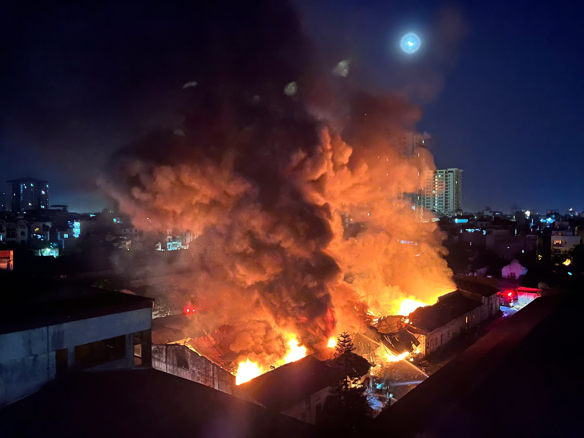 Hà Nội huy động hơn 4.000 người tham gia diễn tập chữa cháy, cứu nạn tại Vinhomes Ocean Park 1