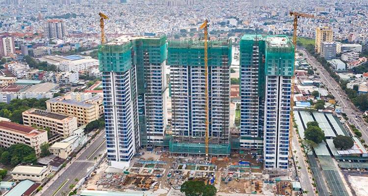 Sau pha “quay đầu” giảm nhẹ vào tháng đầu năm, doanh thu từ bất động sản ở TP.HCM bật tăng mạnh trở lại