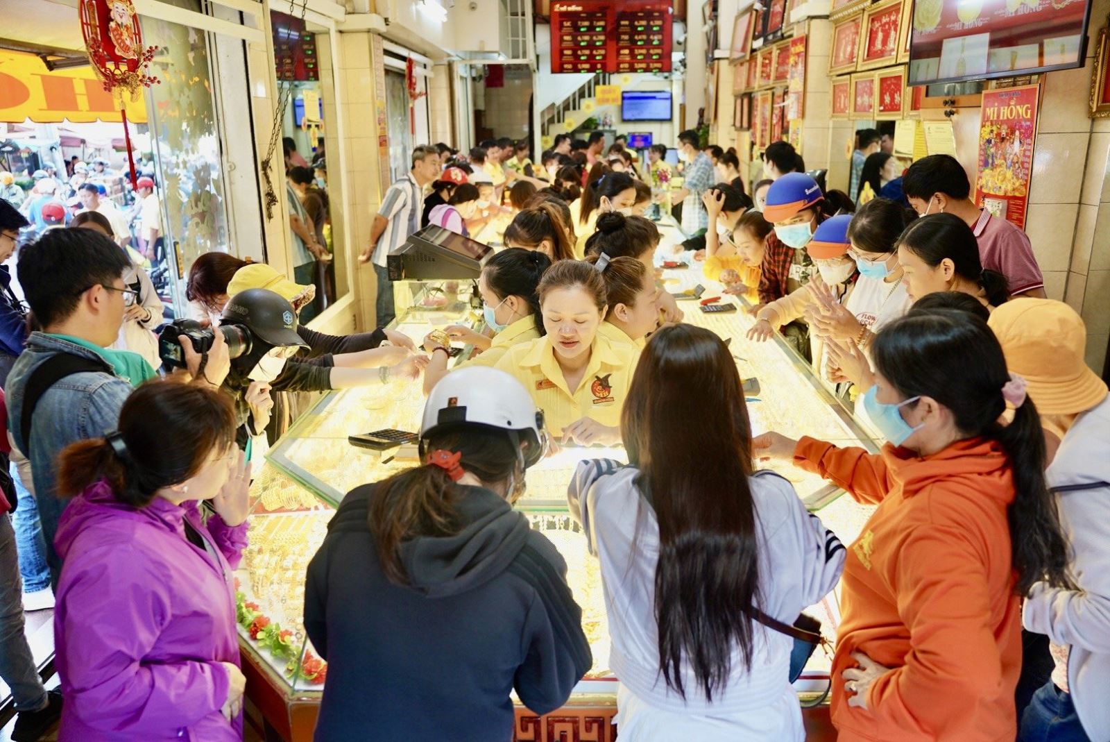 Giá vàng liên tục tăng nóng, Phó thủ tướng yêu cầu không để xảy ra trục lợi, thao túng, làm giá