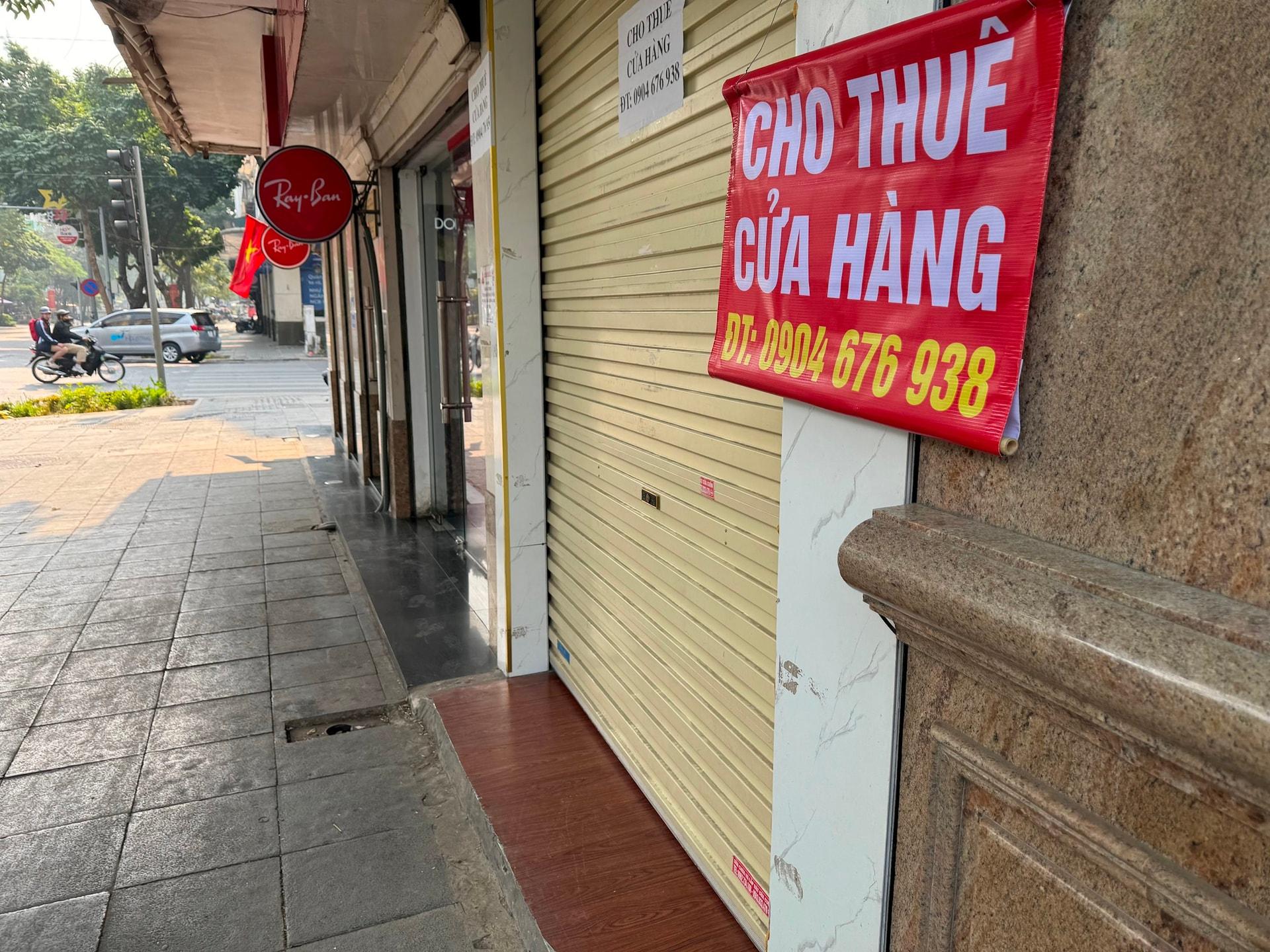 Chủ nhà liên tục tung ưu đãi, loạt mặt bằng bán lẻ vị trí “vàng” ở TP.HCM vẫn “thất thế” trước các trung tâm thương mại