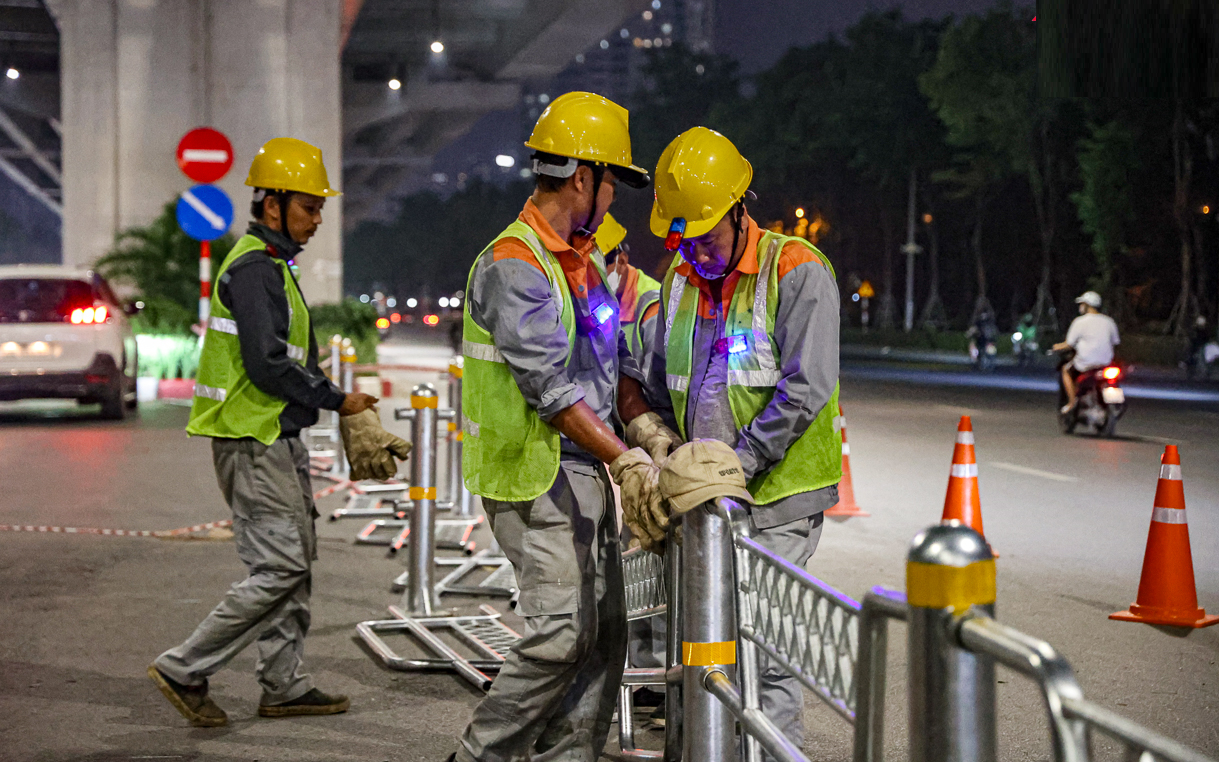 Hà Nội thí điểm phân làn ô tô, xe máy trên tuyến đường Võ Chí Công và Phạm Văn Đồng