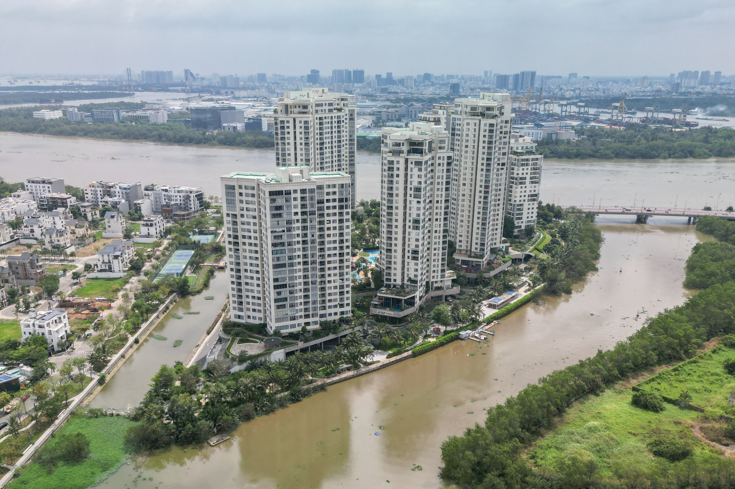 Loạt dự án cao cấp đua nhau “ra hàng” cuối năm 2025 dự báo sẽ đẩy giá chung cư ở Hà Nội và TP.HCM tiếp tục tăng cao