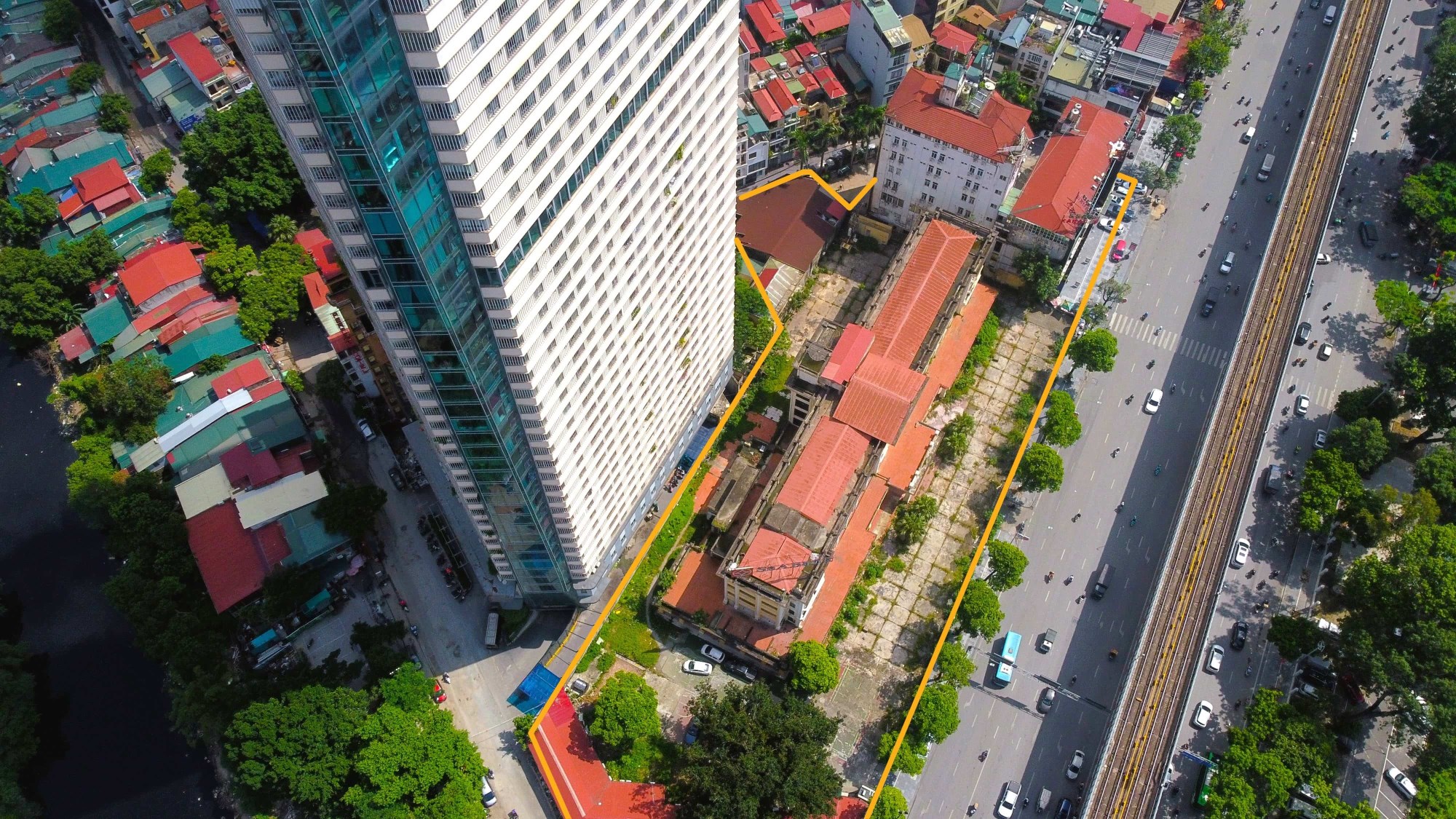 Nhìn gần khách sạn cao 5 tầng hoang hóa trên “đất vàng” Thủ đô sắp bị phá dỡ để xây cao ốc 2.400 tỷ đồng