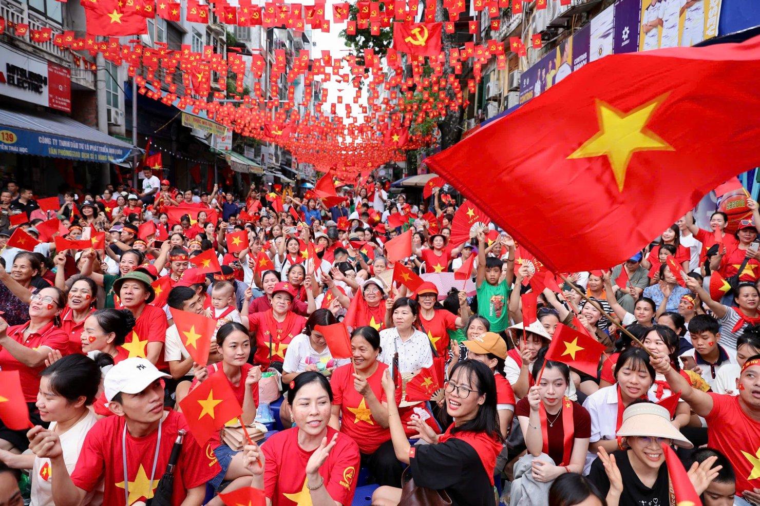 Ngân hàng “rót thêm” tiền, vàng và quà tặng cho người dân liên kết tài khoản an sinh qua VNeID