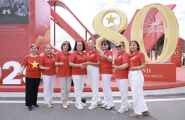 Du khách “nhuộm đỏ” Trung tâm Triển lãm Việt Nam với dresscode yêu nước