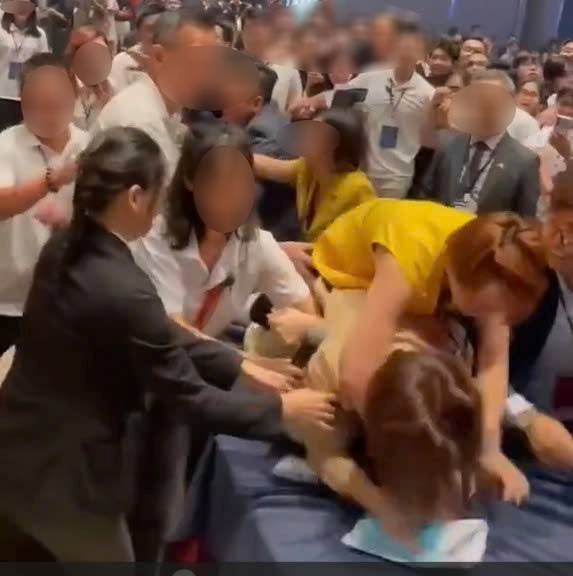 Xôn xao clip chen lấn giành phiếu mua căn hộ ở TP.HCM, nghi vấn “dàn cảnh” câu khách