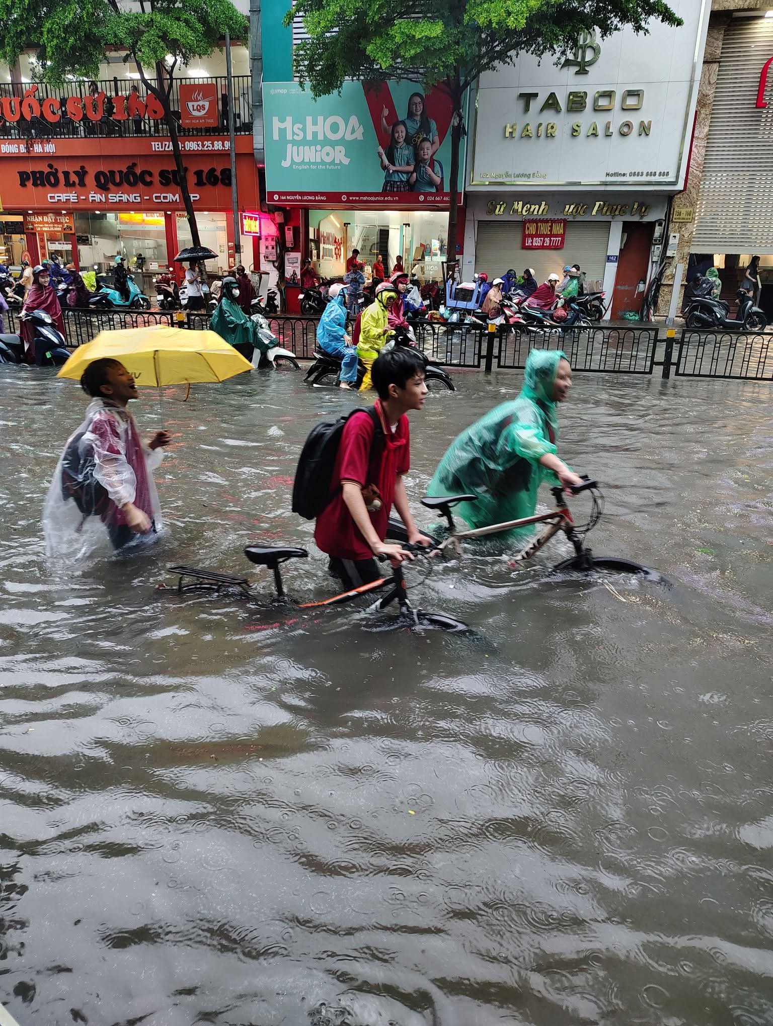 Mưa xối xả nhiều giờ, hàng loạt tuyến phố Hà Nội thành…. “sông”