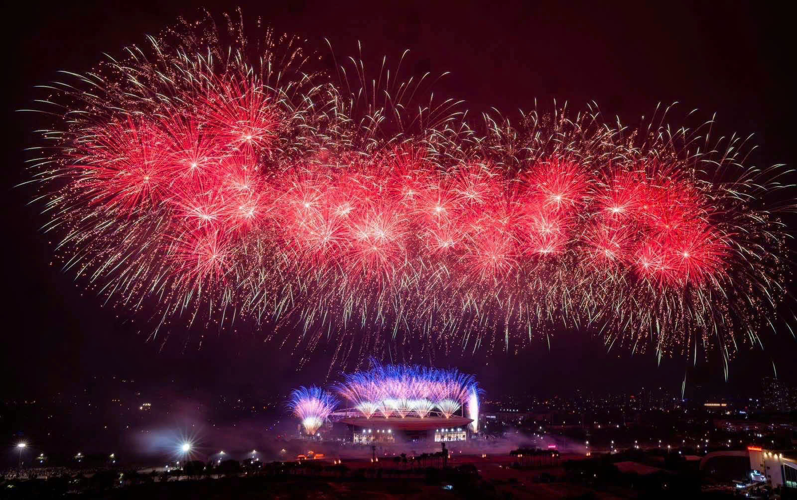 Mãn nhãn màn pháo hoa nghệ thuật đặc sắc chào mừng thành công Đại hội XIV của Đảng