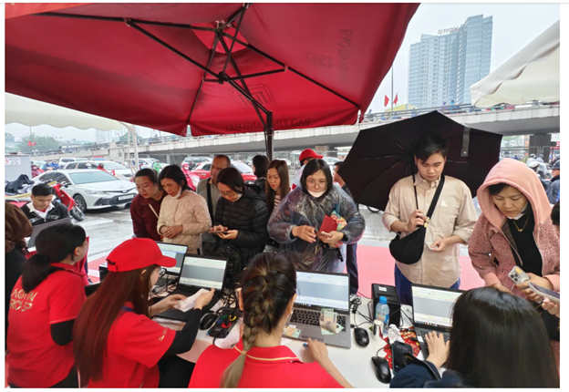 Đội ô từ rạng sáng, người dân xếp hàng mua vàng ngày vía Thần Tài