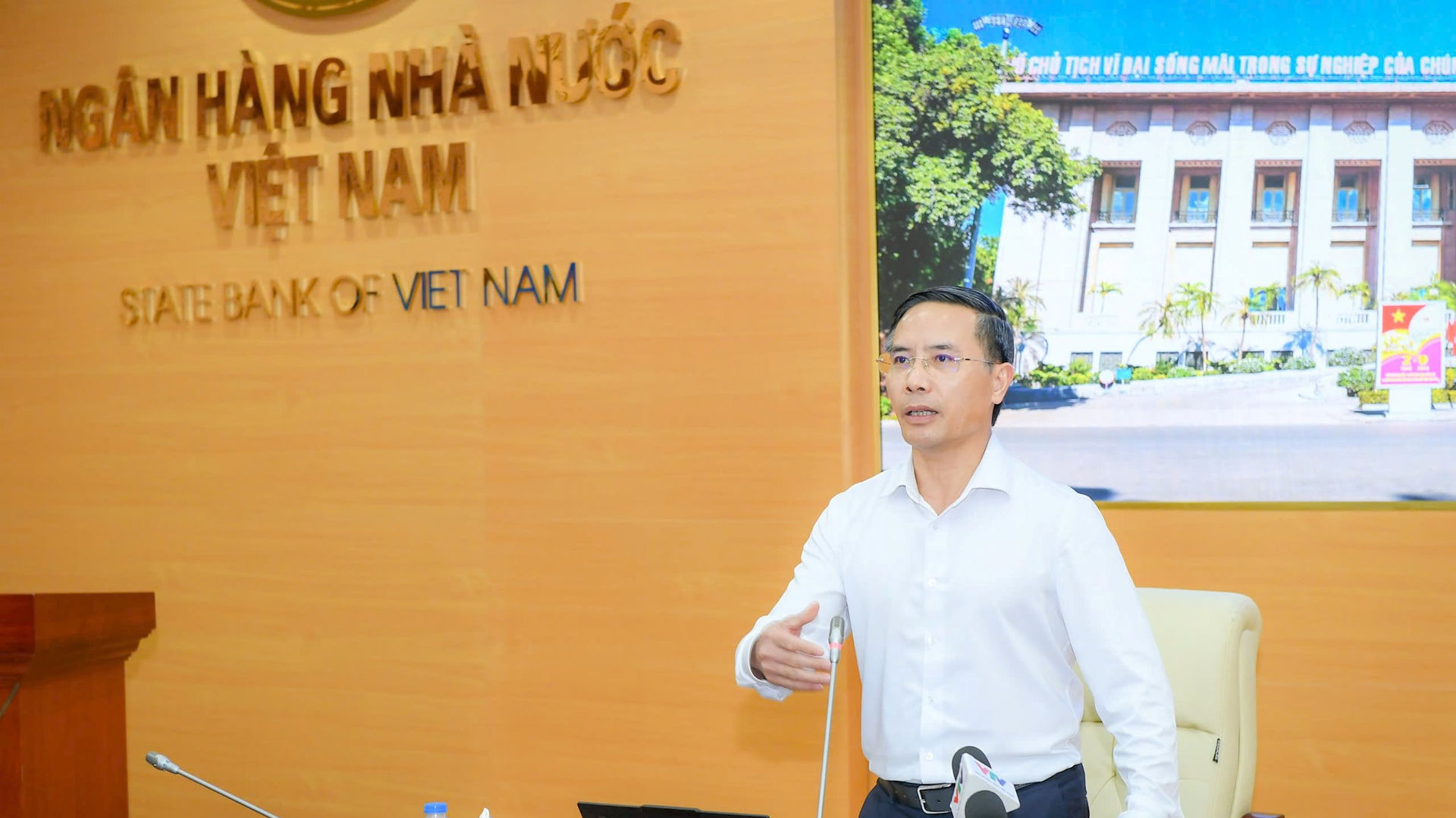 Các ngân hàng cam kết giảm lãi suất sau cuộc họp với tân Thống đốc