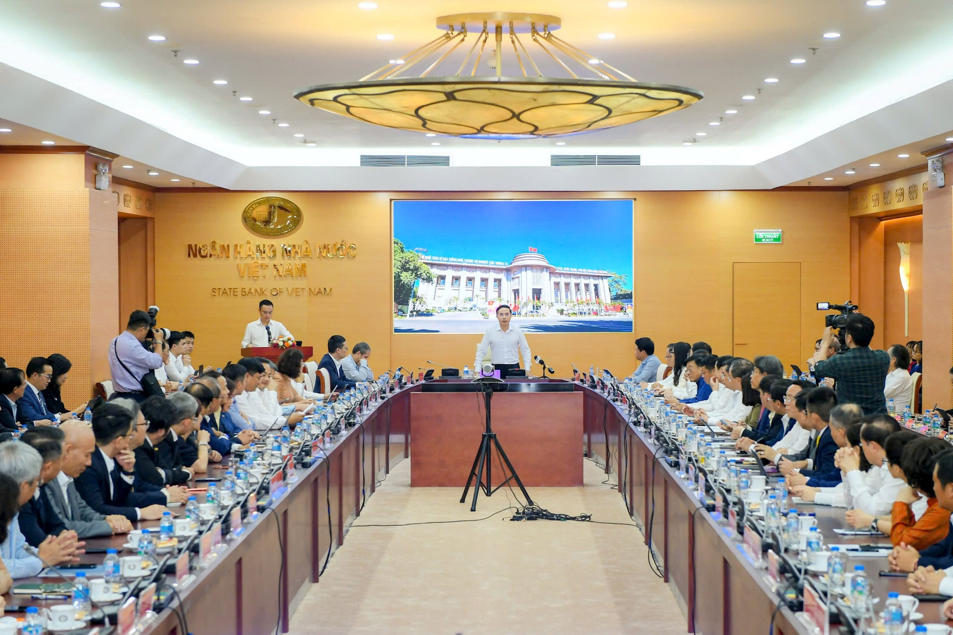 Những ngân hàng tiên phong giảm lãi suất sau chỉ đạo của tân Thống đốc