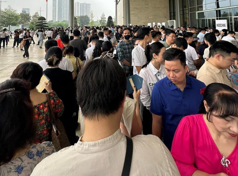 Cảnh môi giới và khách chen lấn xếp hàng mua nhà dự án Lumi Hà Nội. Cảnh môi giới và khách chen lấn xếp hàng mua nhà dự án Lumi Hà Nội.