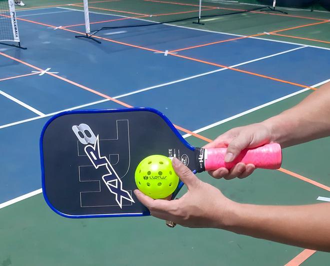 Trên thị trường hiện nay, vợt và bóng pickleball đang khiến nhiều người chơi Trên thị trường hiện nay, vợt và bóng pickleball đang khiến nhiều người chơi