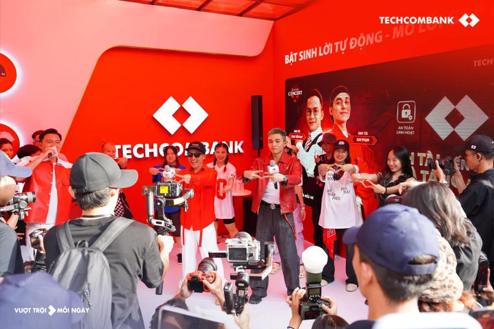 Khán giả phấn khích khi có cơ hội giao lưu cùng thần tượng tại booth của Techcombank Khán giả phấn khích khi có cơ hội giao lưu cùng thần tượng tại booth của Techcombank