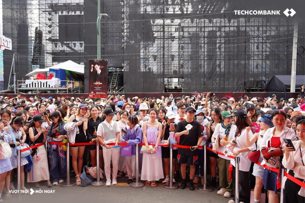 Khán giả phấn khích khi có cơ hội giao lưu cùng thần tượng tại booth của Techcombank Khán giả phấn khích khi có cơ hội giao lưu cùng thần tượng tại booth của Techcombank