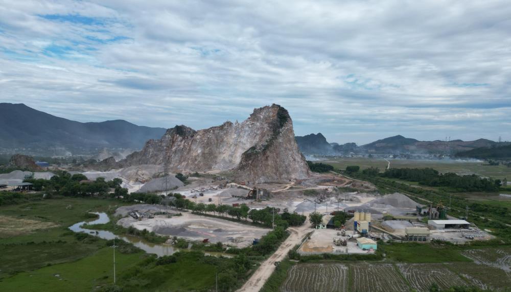 Để quản lý tốt nguồn tài nguyên khoáng sản trên địa bàn, UBND tỉnh Thanh Hóa đã chỉ đạo các cơ quan chức năng, các địa phương thực hiện nhiều giải pháp đồng bộ, quyết liệt, nhằm xử lý nghiêm tình trạng vi phạm trong đấu giá, đấu thầu, khai thác khoáng sản trái phép. Để quản lý tốt nguồn tài nguyên khoáng sản trên địa bàn, UBND tỉnh Thanh Hóa đã chỉ đạo các cơ quan chức năng, các địa phương thực hiện nhiều giải pháp đồng bộ, quyết liệt, nhằm xử lý nghiêm tình trạng vi phạm trong đấu giá, đấu thầu, khai thác khoáng sản trái phép.