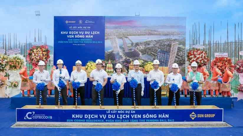 Các đại biểu thực hiện nghi lễ cất nóc dự án. Ảnh Sun Property Các đại biểu thực hiện nghi lễ cất nóc dự án. Ảnh Sun Property