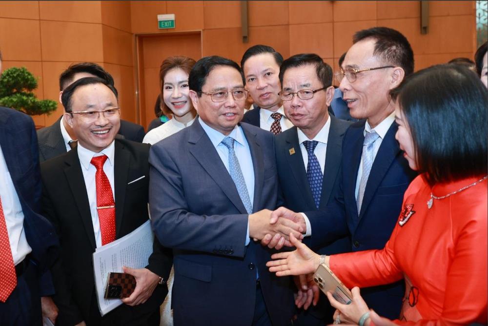 Thủ tướng trao đổi với các doanh nhân bên lề cuộc gặp mặt. (Ảnh: VGP) Thủ tướng trao đổi với các doanh nhân bên lề cuộc gặp mặt. (Ảnh: VGP)